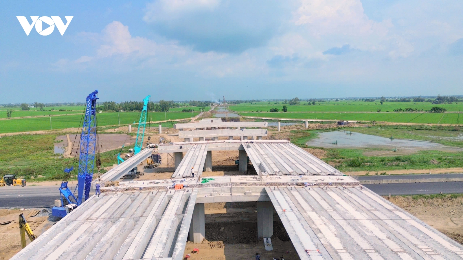 Đẩy nhanh tiến độ trên công trường cao tốc miền Tây